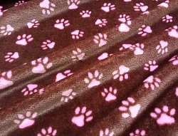 Coral fleece, tlapka růžová, hnědý podklad , látka, metráž