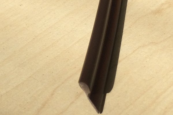 Kedr PVC, paspulka plastová, 3/10mm hnědá, metráž