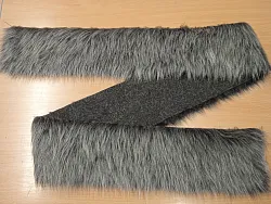 Pás 10 cm x 150 cm - kožušina s dlhým vlasom 40 mm, čierna s bielym vlasom