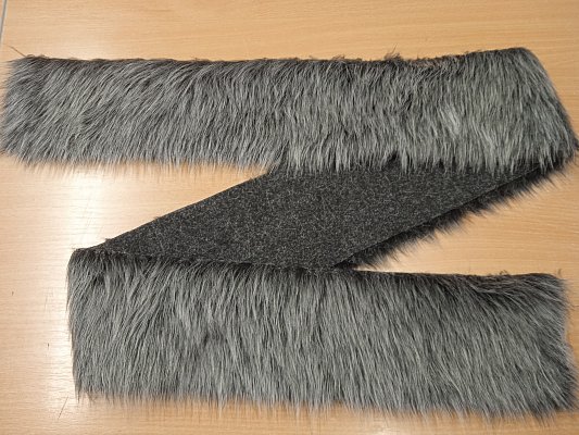 Pás 10 cm x 150 cm - kožušina s dlhým vlasom 40 mm, čierna s bielym vlasom