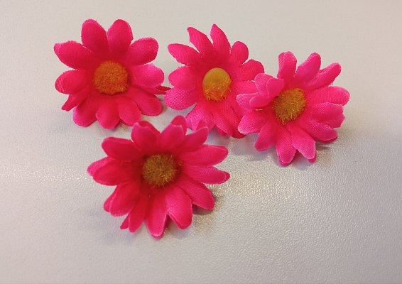Sedmokráska tmavoružová, textilná dekorácia, kvet 2,8 cm