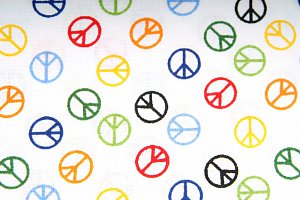 Plátno bavlněné, vzor barevné symboly PEACE, metráž, látka