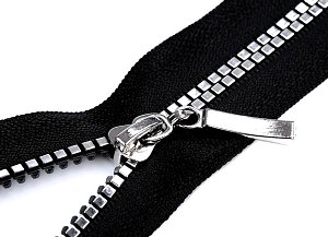 Kostený zips, NEoddeliteľný, čierny, 5 mm, dĺžka 18 cm, strieborná kocka