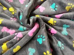Coral fleece šedá + barevné tlapky a kost, látka, metráž